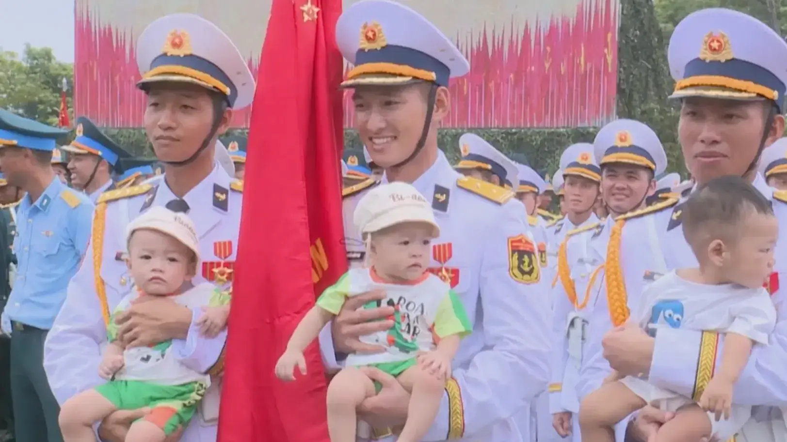 Tình dân 'tiếp sức' cho lực lượng diễu binh, diễu hành